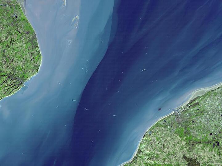 Die Straße von Dover aus der Satellitenperspektive: Nur 32 Kilometer trennen die britische Insel (l.) vom europäischen Festland.