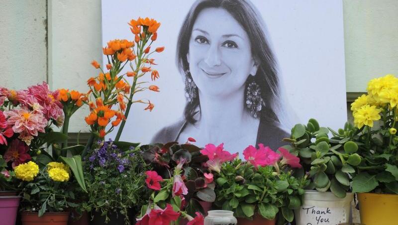Am Fuß eines Denkmals vor dem Justizpalast erinnert ein Foto an die ermordete maltesische Journalistin Daphne Caruana Galizia. Am Fuß eines Denkmals vor dem Justizpalast erinnert ein Foto an die ermordete maltesische Journalistin Daphne Caruana Galizia.