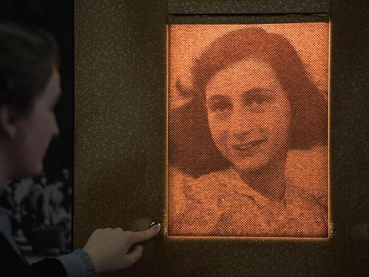 Porträt der Anne Frank in der Ausstellung. "Anne Frank. Ein Mädchen aus Deutschland" in Frankfurt am Main.