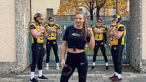 Miss Sixpack: Christina Hammer posiert mit den Footballern der Munich Cowboys, sie wird von Ex-NFL-Star Chris Mohr trainiert.