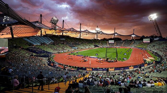 Sonnenuntergang hinter dem Olympiastadion – während drinnen noch um Medaillen gestritten wird.