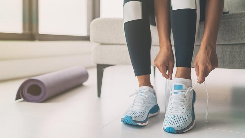 Indoor-Walking funktioniert sowohl mit Turnschuhen als auch barfuß.
