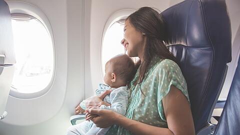 Fliegen wird auch bei Eltern kleinerer Kinder immer beliebter.
