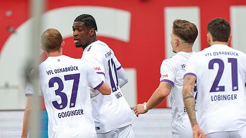 Kwasi Okyere Wriedt (2.v.l.) von Osnabrück jubelt mit seinen Kollegen über seinen Treffer zum 2:2.