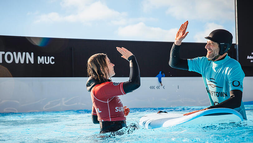 In der O2 SURFTOWN MUC erleben Sie einen Surftag wie am Ozean. In der O2 SURFTOWN MUC erleben Sie einen Surftag wie am Ozean.