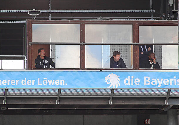 Szene vom letzten 1860-Heimspiel der vergangenen Saison: Der rot gesperrte Trainer Patrick Glöckner, Geschäftsführer Christian Werner und Anderson Lucoqui (v.l.) in den Sprecherkabinen des Grünwalder Stadions.