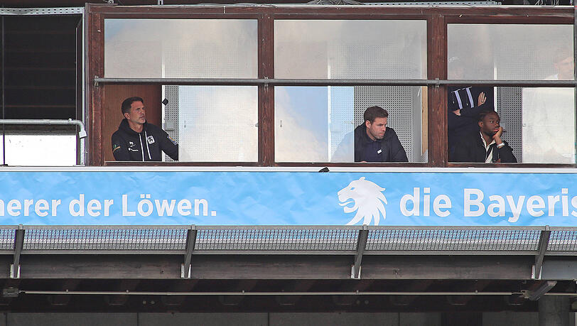 Szene vom letzten 1860-Heimspiel der vergangenen Saison: Der rot gesperrte Trainer Patrick Glöckner, Geschäftsführer Christian Werner und Anderson Lucoqui (v.l.) in den Sprecherkabinen des Grünwalder Stadions. Szene vom letzten 1860-Heimspiel der vergangenen Saison: Der rot gesperrte Trainer Patrick Glöckner, Geschäftsführer Christian Werner und Anderson Lucoqui (v.l.) in den Sprecherkabinen des Grünwalder Stadions.