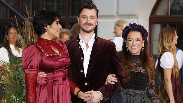 Familienstreit beigelegt: Christine Neubauer mit Sohn Lambert und Schwiegertochter beim "HeidiFest" 2025. Familienstreit beigelegt: Christine Neubauer mit Sohn Lambert und Schwiegertochter beim "HeidiFest" 2025.