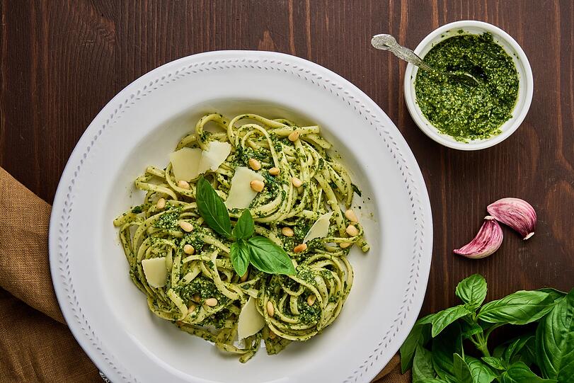Mit etwas Pesto wird aus einem Teller Nudeln umgehend ein k&ouml;stliches Gericht und eine komplette Mahlzeit. Und die enthaltenen unges&auml;ttigten Fetts&auml;uren und Antioxidantien machen das Gericht zus&auml;tzlich noch gesund. Wir verraten Ihnen, wie Sie die gr&uuml;ne So&szlig;e ganz leicht selbst zubereiten k&ouml;nnen - und das ganz ohne kochen.