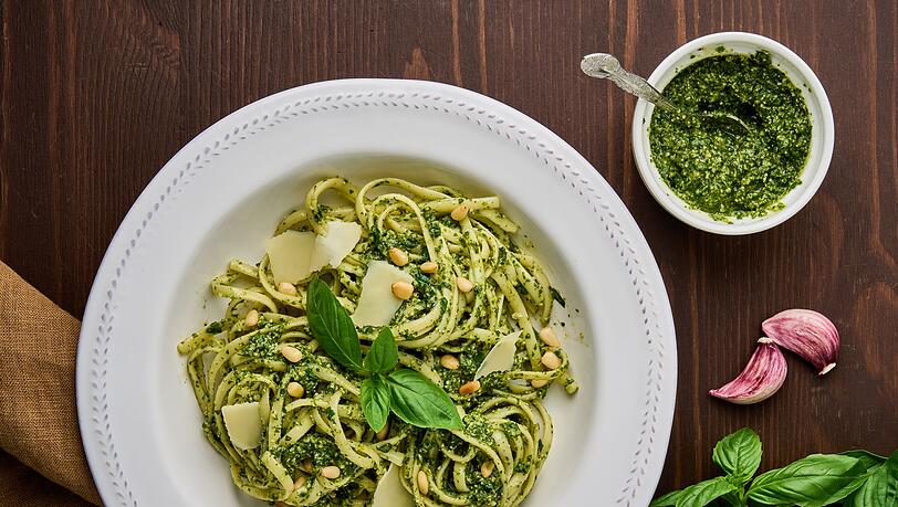 Mit etwas Pesto wird aus einem Teller Nudeln umgehend ein k&ouml;stliches Gericht und eine komplette Mahlzeit. Und die enthaltenen unges&auml;ttigten Fetts&auml;uren und Antioxidantien machen das Gericht zus&auml;tzlich noch gesund. Wir verraten Ihnen, wie Sie die gr&uuml;ne So&szlig;e ganz leicht selbst zubereiten k&ouml;nnen - und das ganz ohne kochen.