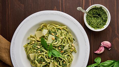 Mit etwas Pesto wird aus einem Teller Nudeln umgehend ein k&ouml;stliches Gericht und eine komplette Mahlzeit. Und die enthaltenen unges&auml;ttigten Fetts&auml;uren und Antioxidantien machen das Gericht zus&auml;tzlich noch gesund. Wir verraten Ihnen, wie Sie die gr&uuml;ne So&szlig;e ganz leicht selbst zubereiten k&ouml;nnen - und das ganz ohne kochen.