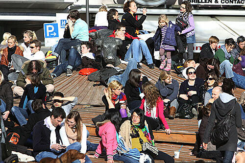 Dichtes Gedränge in der Frühlingssonne am Rindermarkt