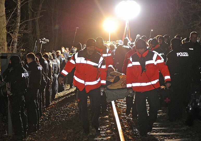 Der Castor rollt weiter, die Proteste halten an: Nach einer langen Protestnacht gegen den Castor-Transport ins niedersächsische Zwischenlager Gorleben haben Atomkraftgegner auch am Montag ihre Blockaden fortgesetzt - die Protest-Bilder der vergangenen Tage.