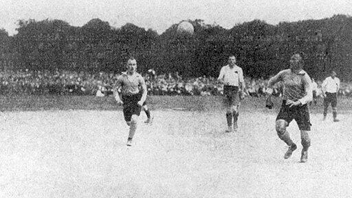 Das Finale um die deutsche Meisterschaft 1920 gewann der Club mit 2:0 gegen Fürth. Die beiden Vereine aus den Nachbarstädten dominierten in den 1920ern den Fußball.