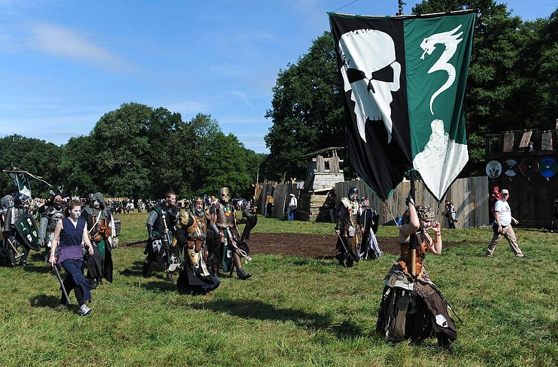 Rund 8000 Menschen treffen sich zum interaktiven Rollenspiel "ConQuest of Mythodea". Sehen Sie hier einige Bilder aus dem Jahr 2013