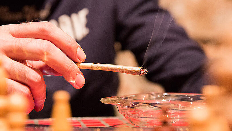 Legaler Marihuana-Konsum, davon ist man in Bayern noch weit entfernt. Dennoch wurde Kiffen aus medizinischen Gründen im Freistaat schon 84 Menschen gestattet. Legaler Marihuana-Konsum, davon ist man in Bayern noch weit entfernt. Dennoch wurde Kiffen aus medizinischen Gründen im Freistaat schon 84 Menschen gestattet.