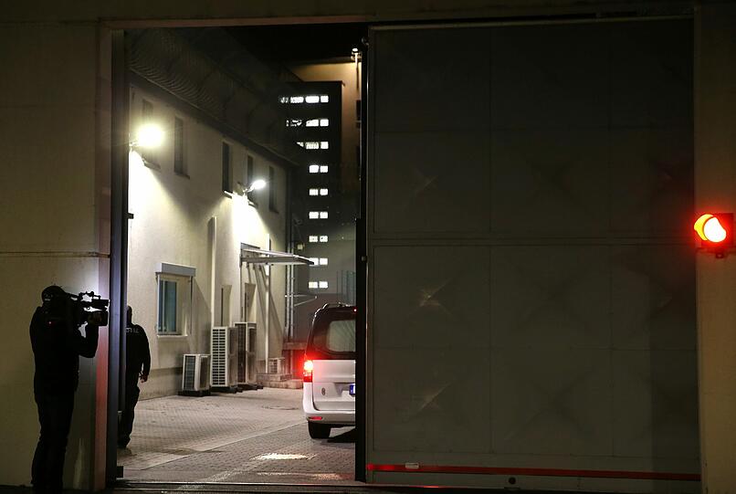 Dschaber al-Bakr beging Selbstmord: In der Nacht auf Donnerstag fuhr in der JVA Leipzig ein Leichenwagen vor - Die Bilder.
