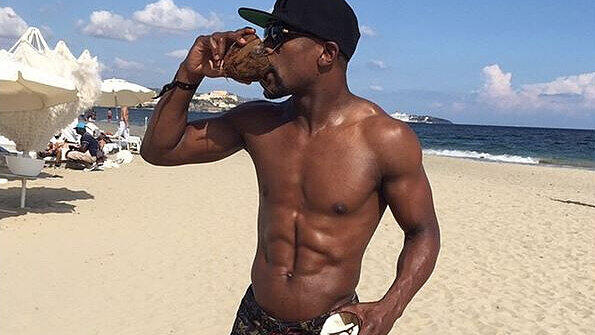 Mit der Rente kommt der Bierbauch? Das trifft bei Ex-Boxer Floyd Mayweather definitiv nicht zu. Der 40-Jährige ist noch immer top in Form.