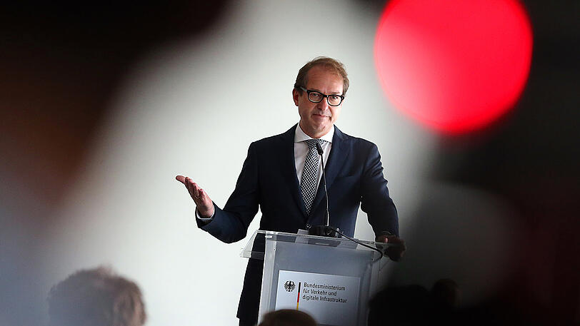 Bundesverkehrsminister Alexander Dobrindt (CSU) nimmt die deutschen Autobauer in die Pflicht.