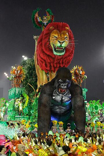 Sao Paulo: Tänzerinnen und Tänzer der Sambaschule Colorado do Bras nehmen an der Karnevals-Parade teil.