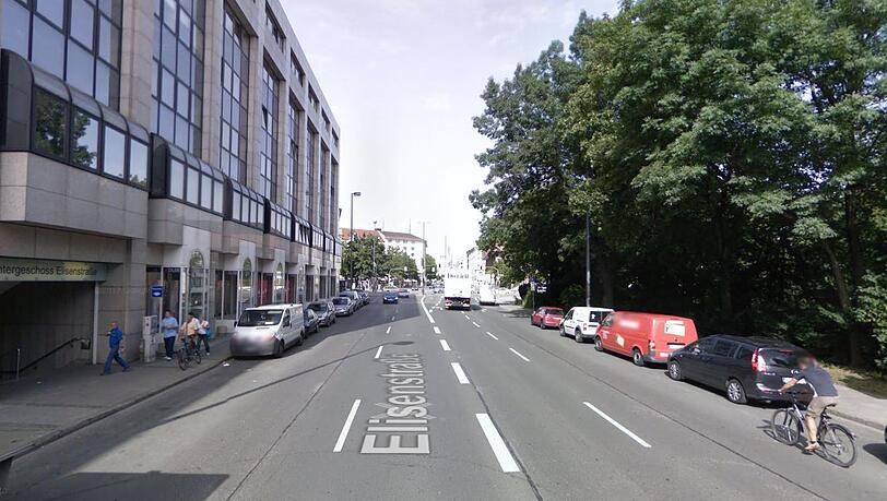 Der Radlfahrer (re.) muss auf der Straße fahren.