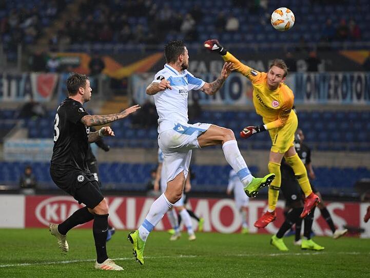 Eintracht-Keeper Fredrik Rönnow (r) klärt vor Lazios Francesco Acerbi.