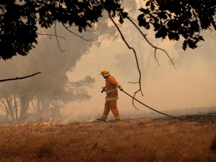 Ein Feuerwehrmann in Australien beim Löschen eines Brand. Bisher konnten die Feuer nicht unter Kontrolle gebracht werden.