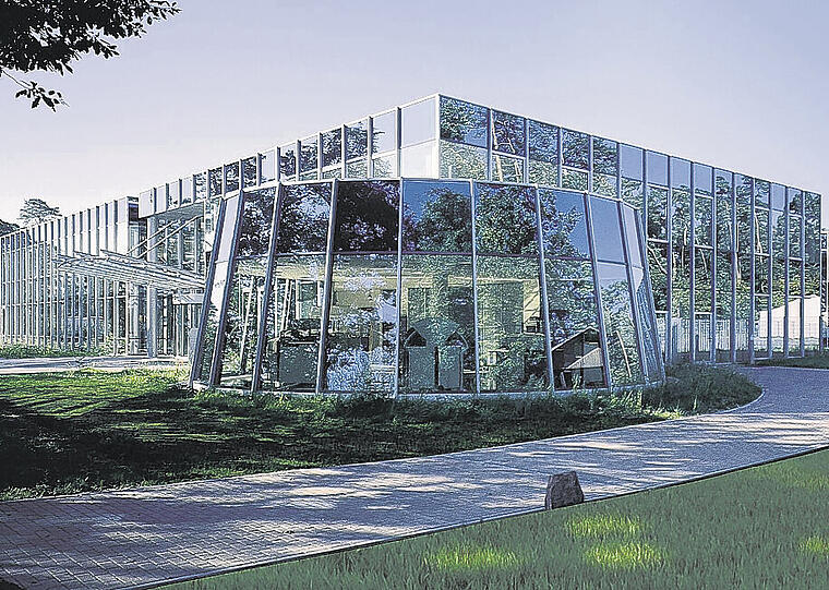 Hinter dieser futuristischen Fassade werden bei Singulus in Kahl am Main Anlagen zur Produktion von optischen Speichermedien gebaut. Fotos (2): Singulus