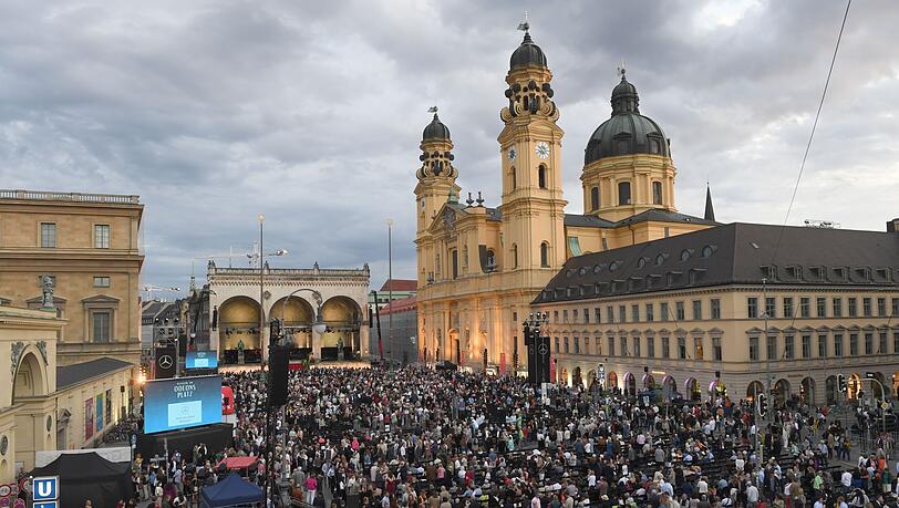 Unzählige Besucher des Konzerts "Klassik am Odeonsplatz" stehen auf dem Odeonsplatz.