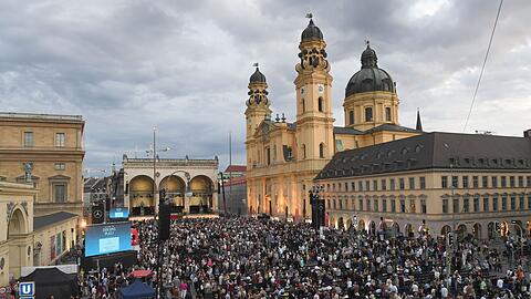 Unzählige Besucher des Konzerts "Klassik am Odeonsplatz" stehen auf dem Odeonsplatz.