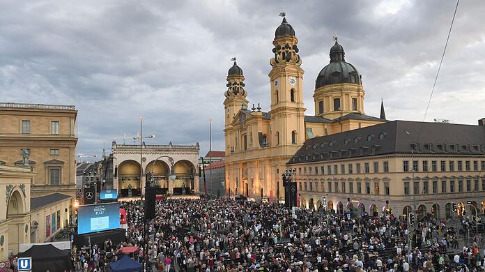 Unzählige Besucher des Konzerts "Klassik am Odeonsplatz" stehen auf dem Odeonsplatz.