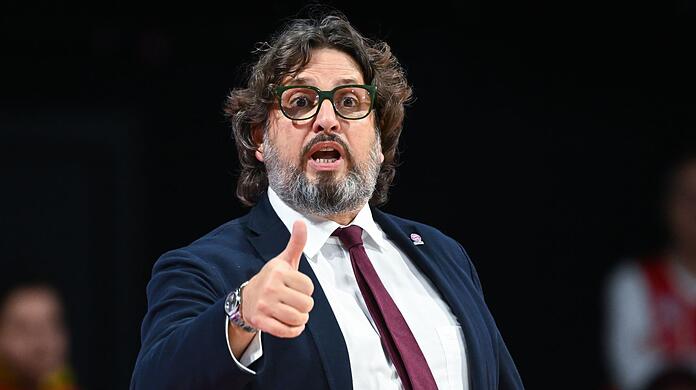 Trainer Andrea Trinchieri von München verfolgt das Spiel.