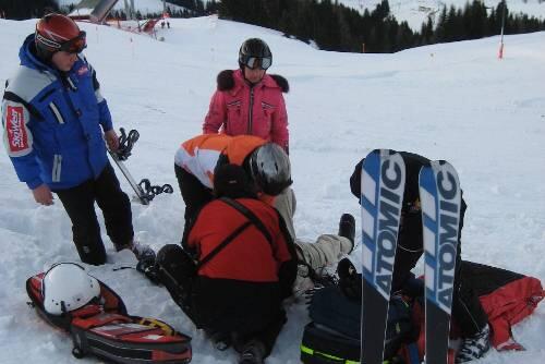 Nach dem Sturz versorgen Skifahrer den schwer verletzten Baldhamer in Söll.