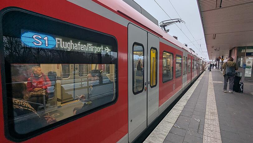 Die S1 Richtung Flughafen in Freising. Die S1 Richtung Flughafen in Freising.