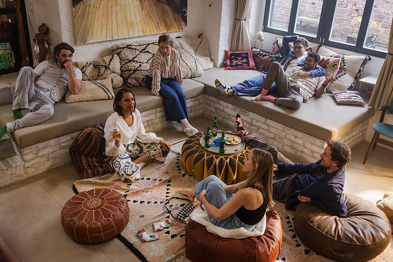 In der großzügigen Wohnung von Noemi (Lara-Sophie Milagro, zweite von links) treffen sich Anton (Tobias Oertel, links), Patrizia (Anna Brüggemann, dritte von links), Darius (Timur Isik, vierter von rechts), Sören (Luka Dimić, dritter von rechts), Jule (Friederike Kempter) und Georg Sommer (Jan Krauter) zu Krisengesprächen. Eines davon endet mit einer Runde Joints für alle. In der großzügigen Wohnung von Noemi (Lara-Sophie Milagro, zweite von links) treffen sich Anton (Tobias Oertel, links), Patrizia (Anna Brüggemann, dritte von links), Darius (Timur Isik, vierter von rechts), Sören (Luka Dimić, dritter von rechts), Jule (Friederike Kempter) und Georg Sommer (Jan Krauter) zu Krisengesprächen. Eines davon endet mit einer Runde Joints für alle.