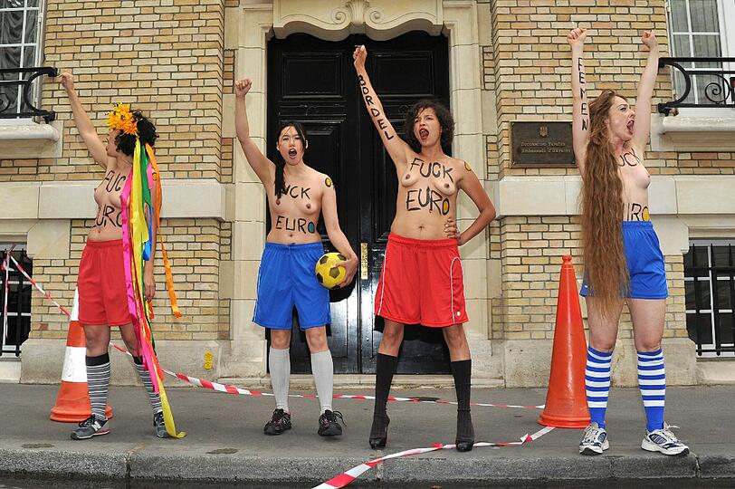 Nackte Brüste gegen die Euro 2012: Die Aktvistinnen von Femen haben wieder mal mit nacktem Oberkörper demonstriert. Diesmal im Visier der Frauen: Die Europameisterschaft.