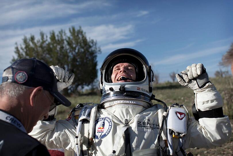 Irrer Sprung: Hier stürzt sich Extremsportler Felix Baumgartner aus 29 Kilometern Höhe in die Tiefe.