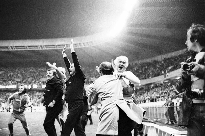 SIEG ÜBER DEN RÜPEL: 28.5.1975 Bayern - Leeds 2:0; Landesmeister-Finale: Schon vor der Pause traten die Engländer zwei Bayern (Andersson, Hoeneß) vom Platz. Doch Franz Roth und Gerd Müller machten das 2:0 klar. Die Leeds-Fans rasteten aus, rund 100 Schalensitze warfen sie aufs Spielfeld. Franz Beckenbauer: &bdquo;Die Leeds-Spieler und deren Fans gehören zusammen in einen Sack.&ldquo;