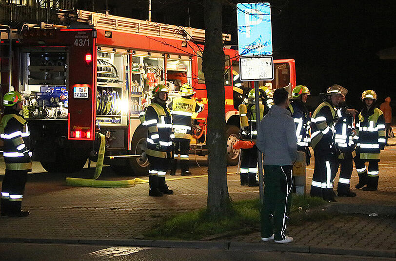 Bilder vom Brand aus Waldkraiburg. In der Küche einer Dachgeschosswohnung hat die Spülmaschine Feuer gefangen.