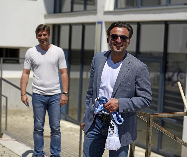 Kosta Runjaic bei seiner Ankunft an der Grünwalder Straße. Die Bilder!