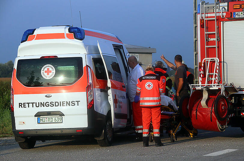 Der völlig zertörte Pkw lässt erahnen, wie heftig der Aufprall gewesen sein muss. Die Bilder vom Zugunglück.