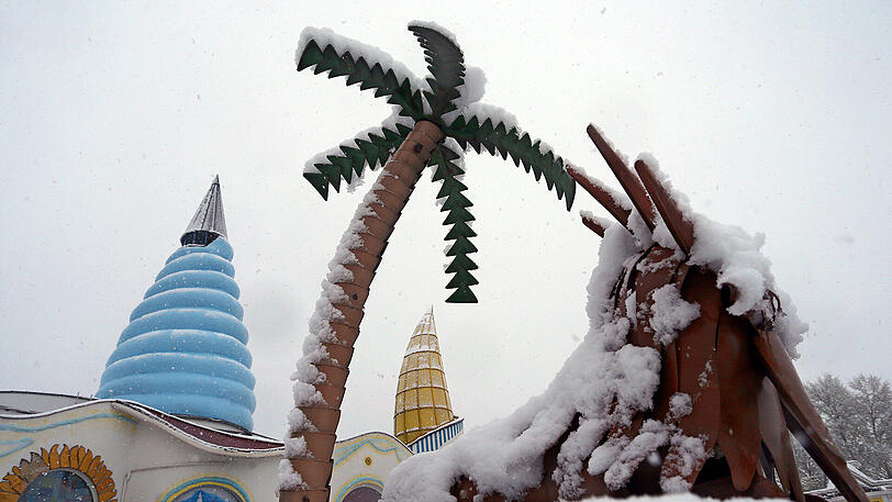 Schneebedeckt ist eine künstliche Palme vor der Raststätte Illertal an der Autobahn 7 bei Altenstadt.