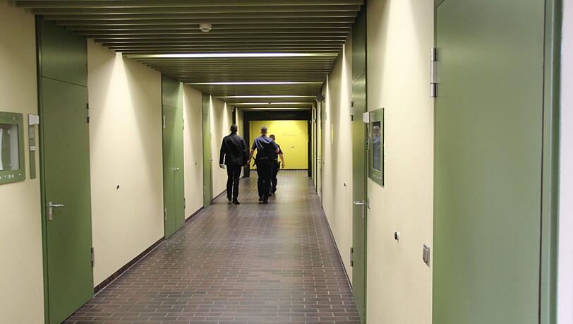 Nach dem Urteil: Michal O. wird abgeführt. Nach dem Urteil: Michal O. wird abgeführt.