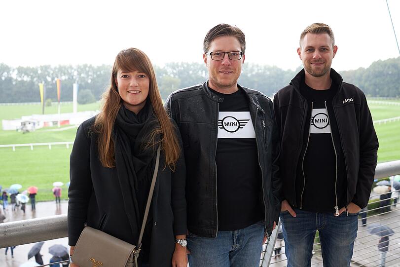 Martina Stöcklmeyer, Alexander Fuhrmann und Maik Löwen (v.L.)von Automag auf der Rennbahn-Tribühne.