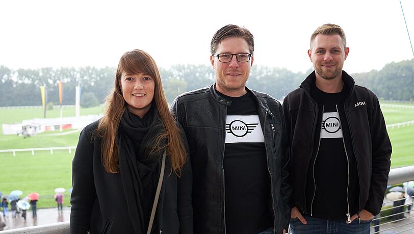 Martina Stöcklmeyer, Alexander Fuhrmann und Maik Löwen (v.L.)von Automag auf der Rennbahn-Tribühne. Martina Stöcklmeyer, Alexander Fuhrmann und Maik Löwen (v.L.)von Automag auf der Rennbahn-Tribühne.