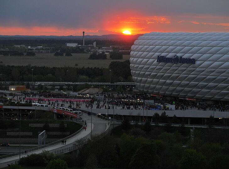 Menschenmassen im Abendrot könnte man das Bild von AZ-Leserin Petra Kiesbauer nennen.