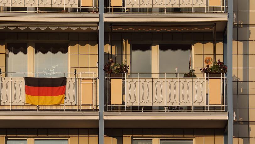 Von seinem Balkon rief der Mann am Montagabend sein antisemitisches Gedankengut in die Welt. (Symbolbild) Von seinem Balkon rief der Mann am Montagabend sein antisemitisches Gedankengut in die Welt. (Symbolbild)