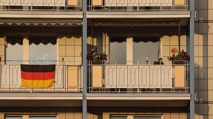 Balkon mit Deutschlandfahne