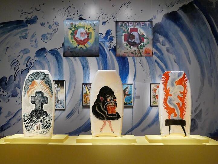 In der Ausstellung gibt es auch Boogie Boards mit Motiven des Tattoo-Künstlers zu sehen.