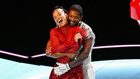 Usher ging mit Kollegin Alicia Keys auf der Bühne im Football-Stadium auf Tuchfühlung.